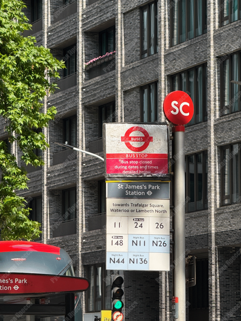 Автобусная остановка St James's Park Station расположена рядом со зданием 55 VS London