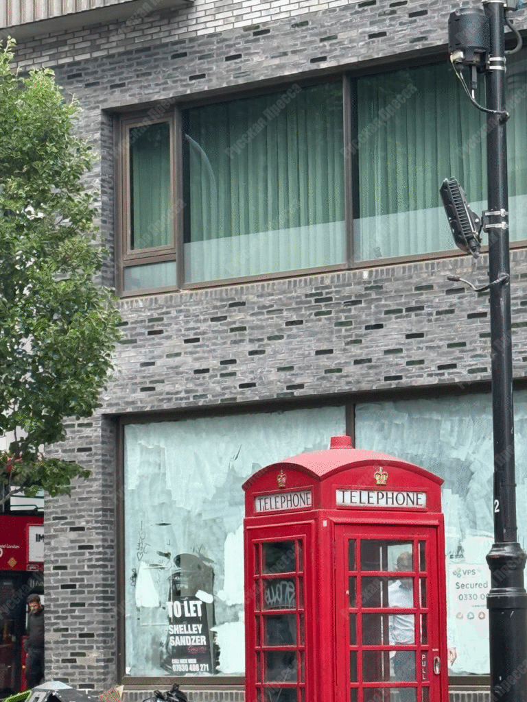Телефонная будка около дома на 55 Victoria Street