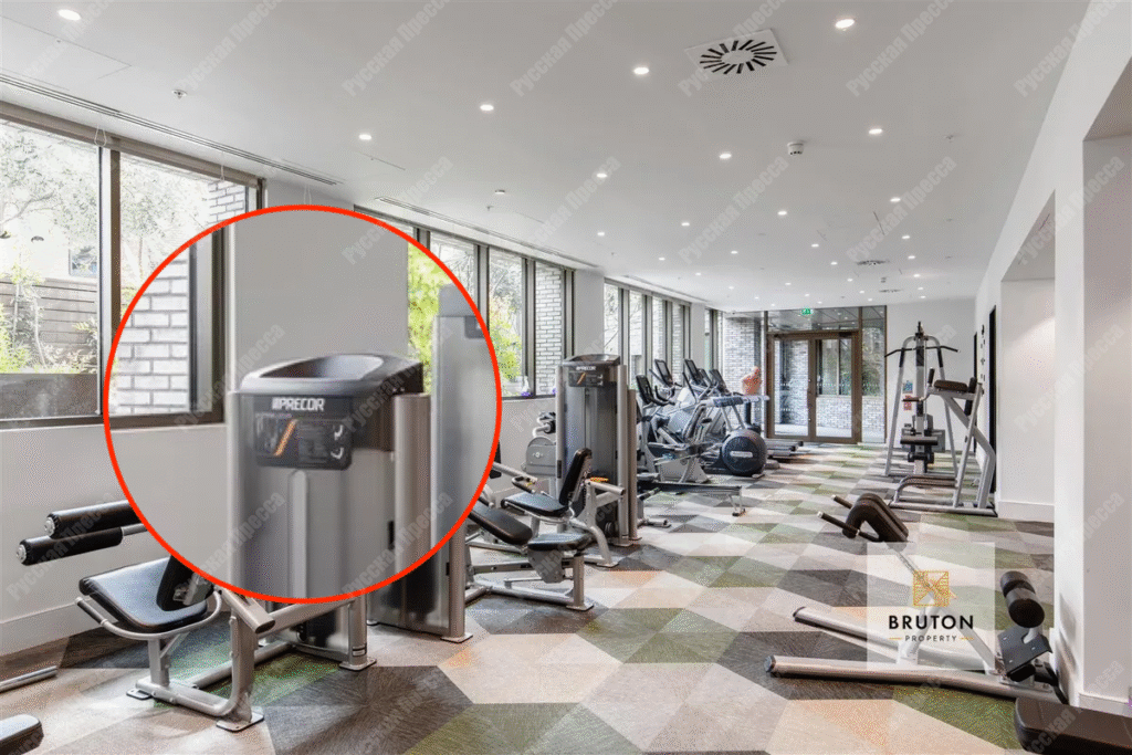 В спортзале установлены тренажеры Precor - полное совпадение с видео Михаила Юревича.