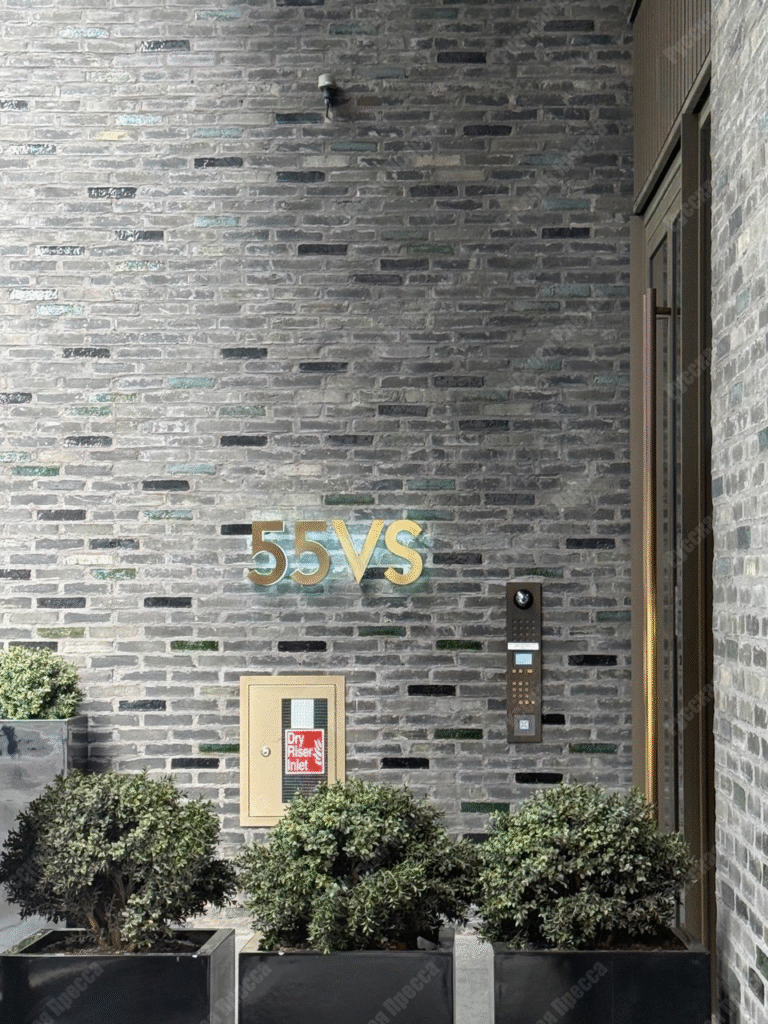 Вход в лобби дома на 55 Victoria Street