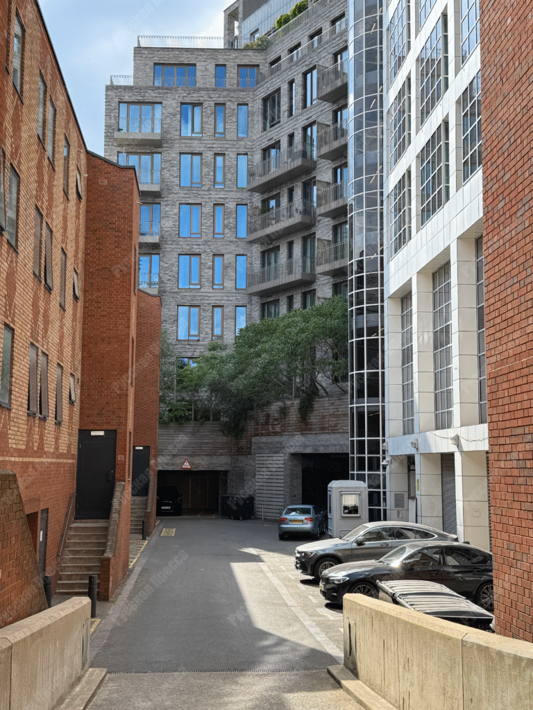 Внутренний двор дома на 55 Victoria Street